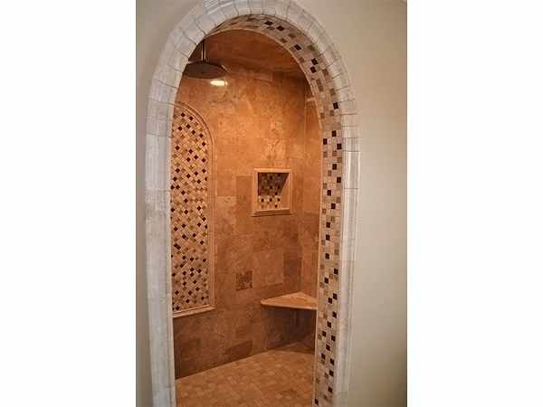 Bathroom Mosaic Arch with Travertine in a Versailles Pattern
